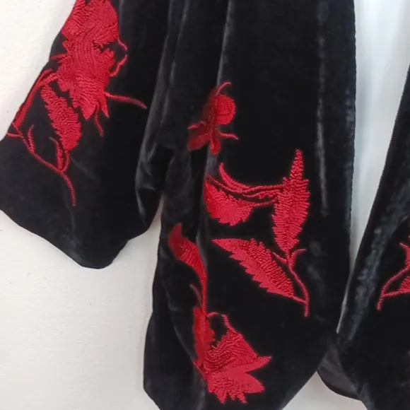 Chicos Travelers Black Velvet Jacket/ Kimono with Red Floral Embroidery sz 3