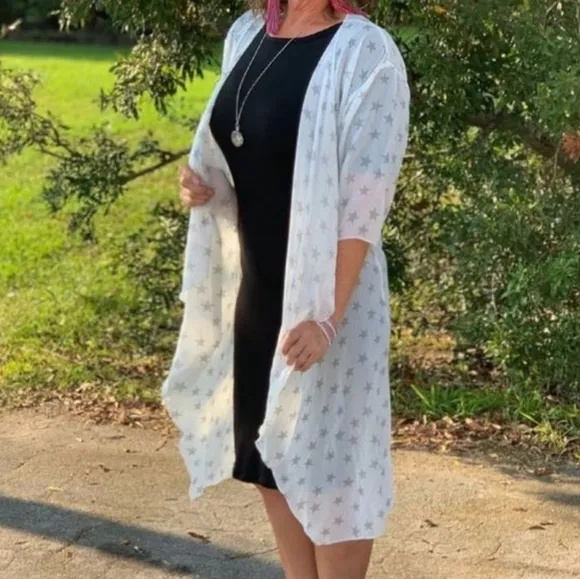 LuLaRoe BNWT M Shirley kimono - white/silver stars