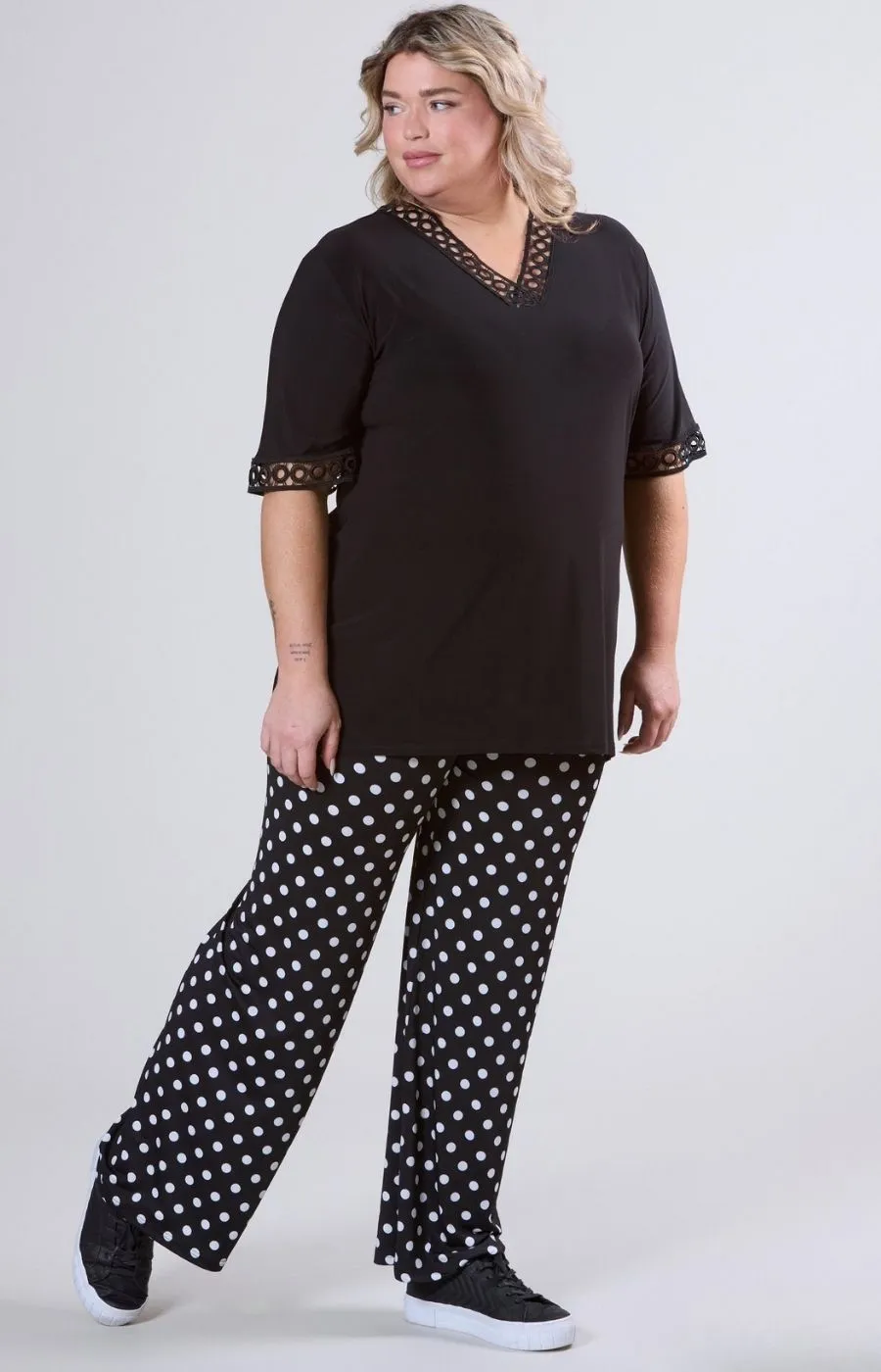 Magna Lace V-Neck Blouse in Black