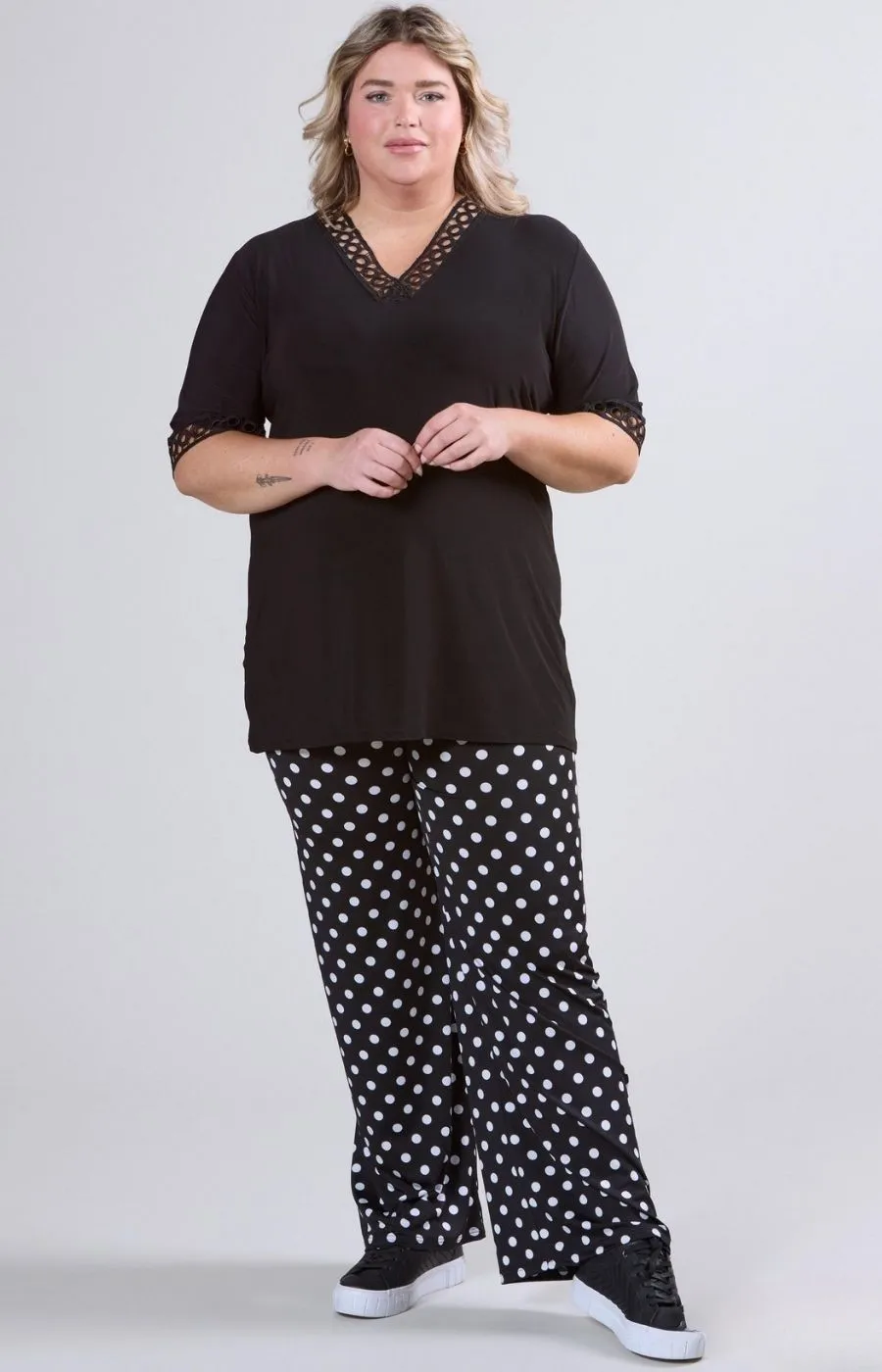Magna Lace V-Neck Blouse in Black
