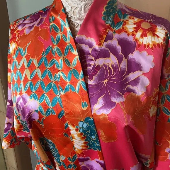 NWOT Natori Floral Blossom Robe kimono