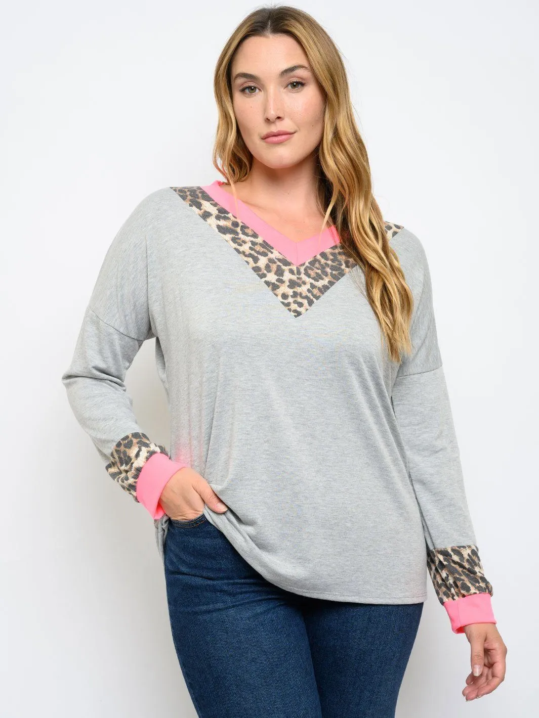PLUS SIZE V-NECK CONTRAST TOP