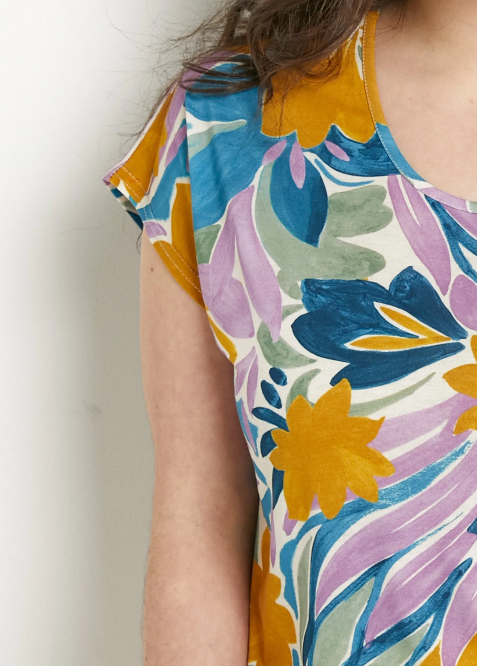 Round neck short sleeve floral t-shirt