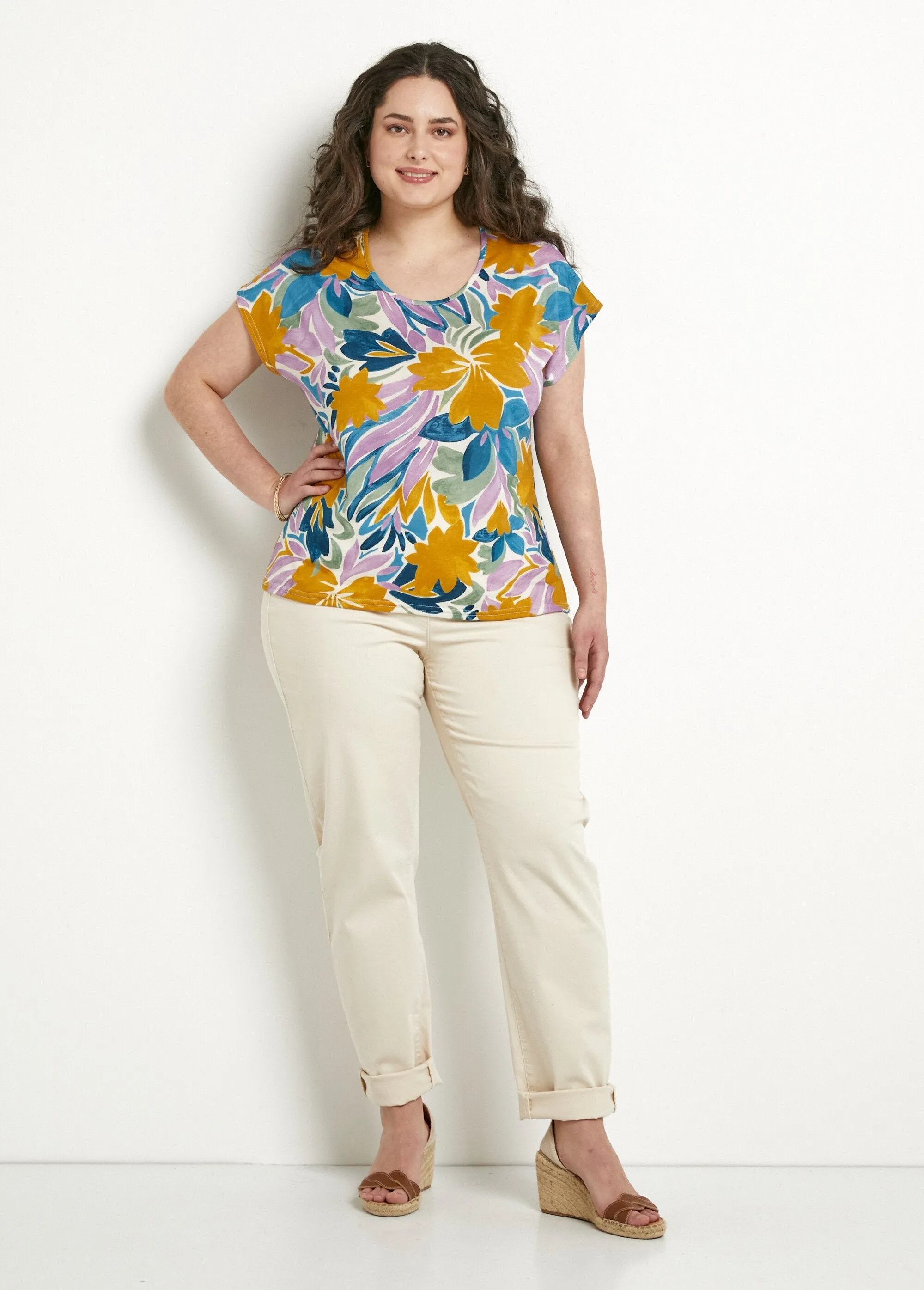 Round neck short sleeve floral t-shirt